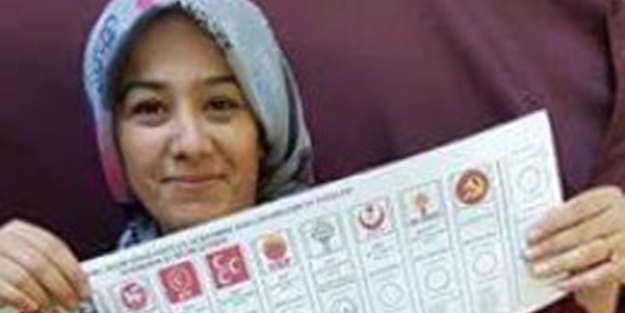 Oy kabininde poz veren HDP'li