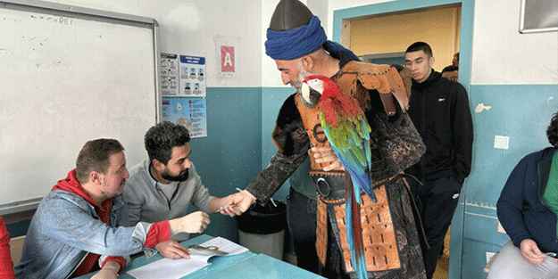 Oy kullanan seçmenlerden renkli görüntüler! Örümcek adam bile oy kullandı