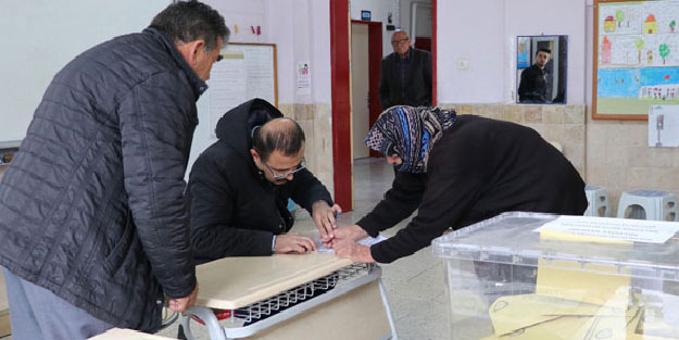 Oy kullanırken depremle sarsıldılar!