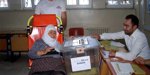 Oy kullanmaya ambulansla getirildi