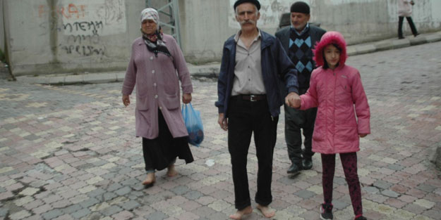 Oy kullanmaya çıplak ayak gittiler!