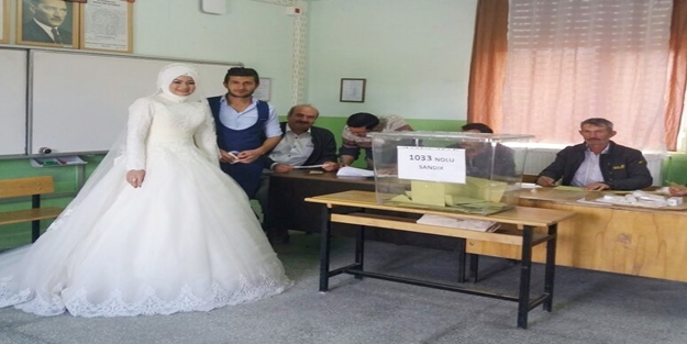 Kütahya’da oy kullanmaya gelin arabasıyla gittiler