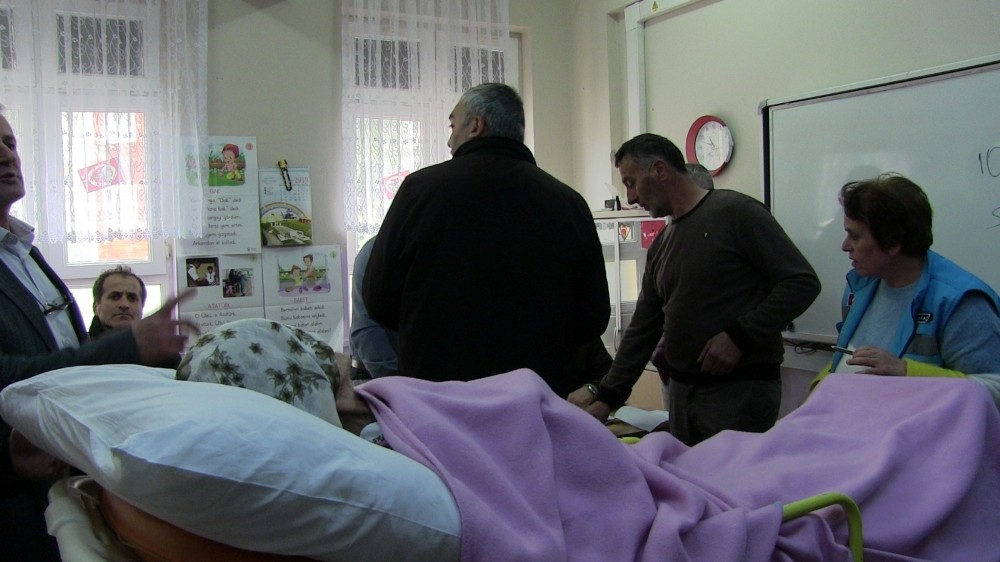 Oy kullanmaya sedye ile geldi 