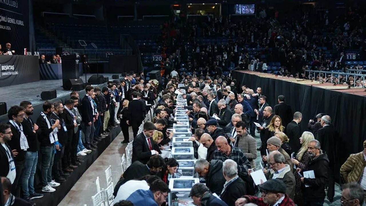 Oy verme işlemi başladı: Beşiktaş başkanını seçiyor