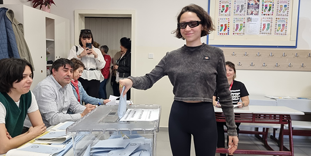 Oy verme işlemi sırasında Zeynep Bastık'tan tepki çeken hareket