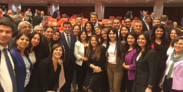 Oylamadan sonra HDP'lilerden mutluluk pozu