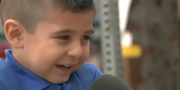 Öyle bir ağladı ki içiniz eriyecek! - VIDEO