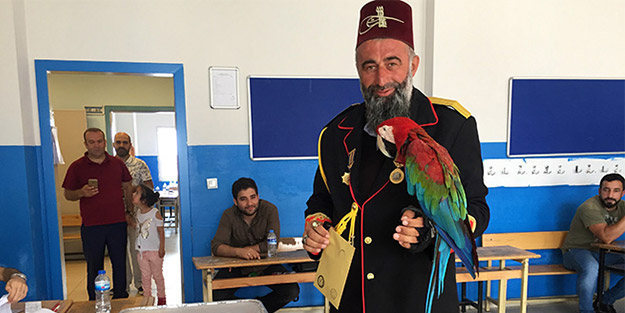 Öyle bir halde sandık başına geldi ki ilgi odağı oldu!