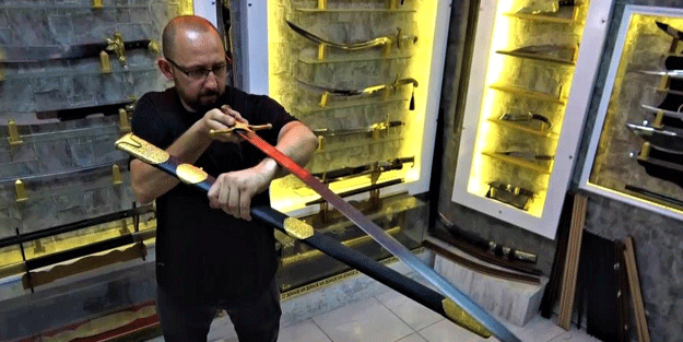 Öyle bir kılıç yaptı ki... Gören ağlıyor