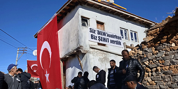 Öyle bir pankart asıldı ki… Terör destekçilerine müthiş cevap