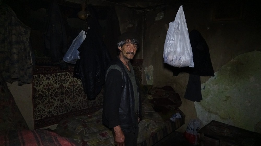 Öyle bir yerde kalıyor ki görenlerin içi acıyor 