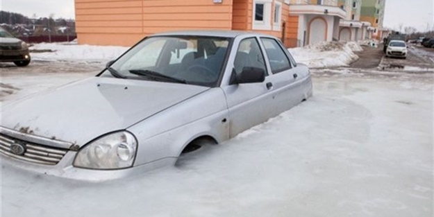 Öyle yanlış yerlere park ettiler ki!