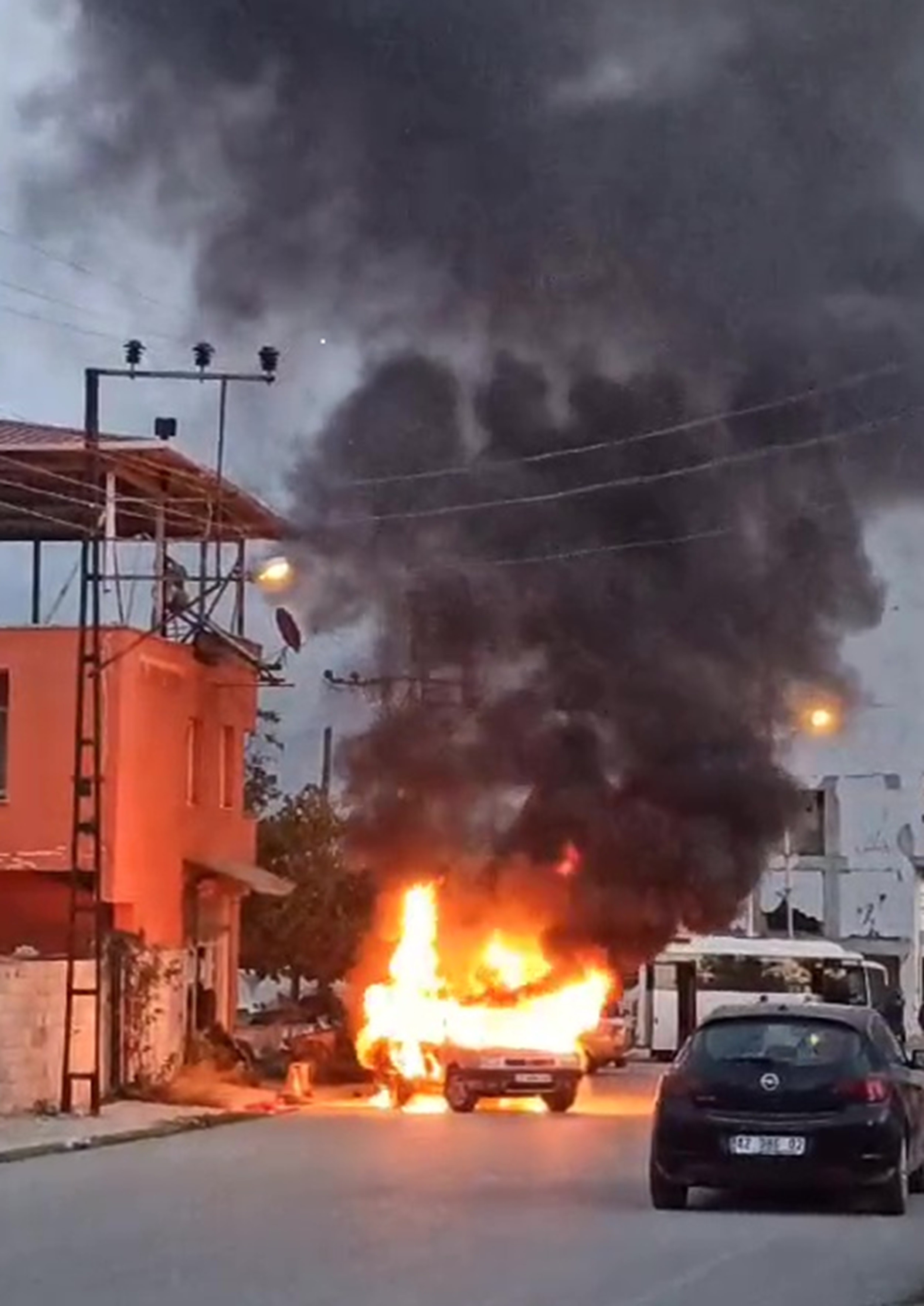 Oysa park halinde duruyordu! Birden alev topuna dönüşen aracın görüntüsü kamerada!