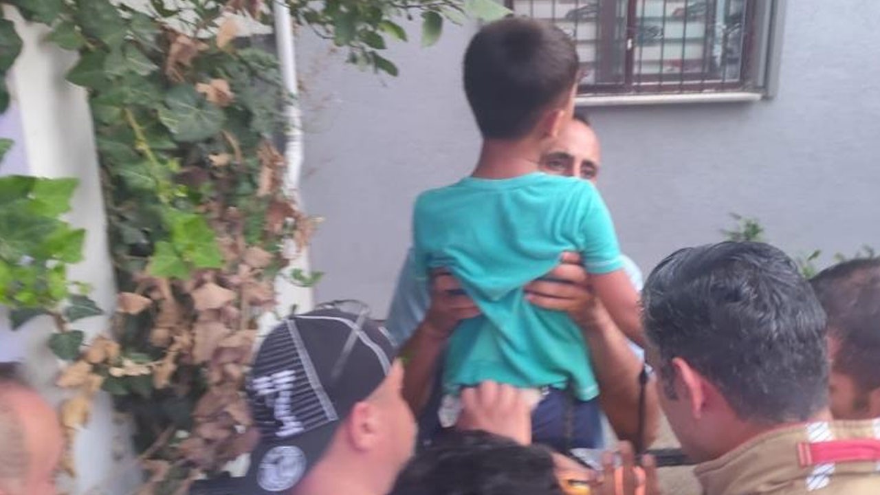 Oyun oyarken demir kokuluklara sıkıştı! Kurtarılma anı kamerada