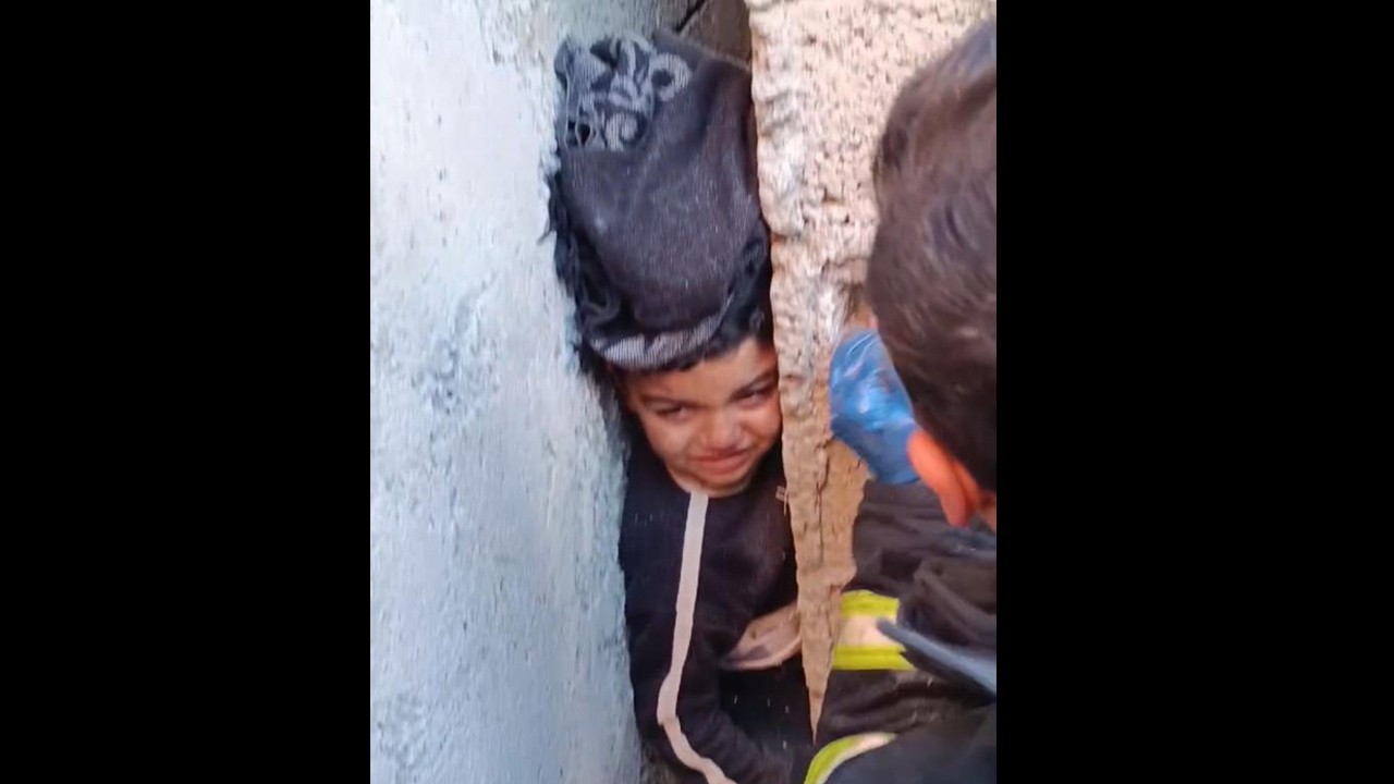 Oyun oynarken kafası duvar arasına sıkıştı! İmdadına itfaiye yetişti