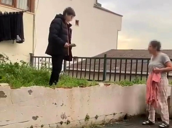 Oyun oynayan çocuğu böyle tehdit etti