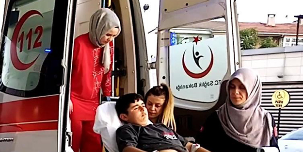 Oyun oynayan çocuğu yılan soktu