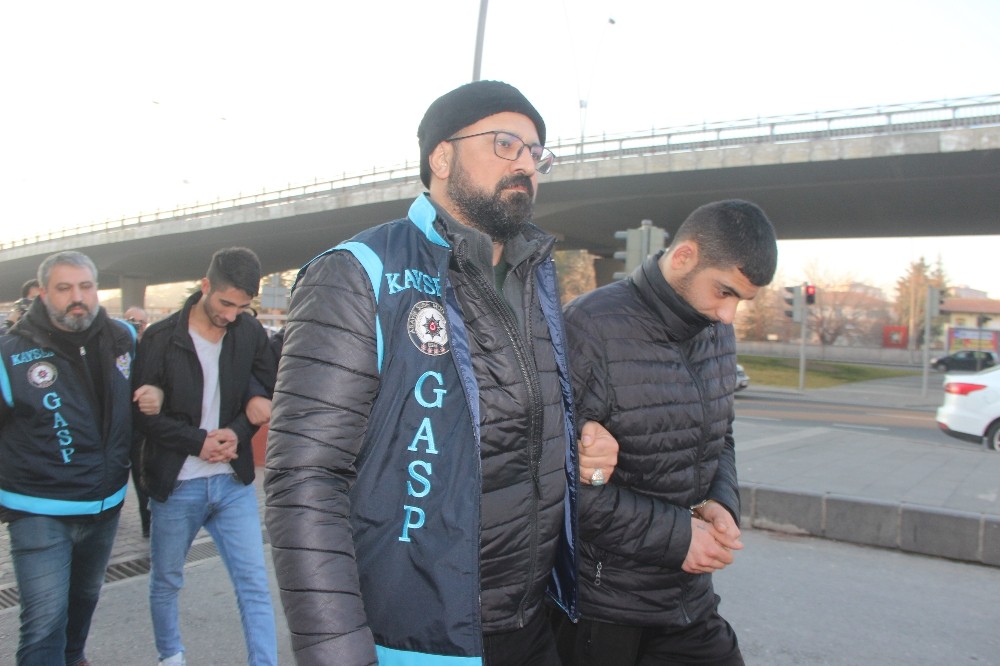 Oyun parkını yakan 2 kişi gözaltına alındı 