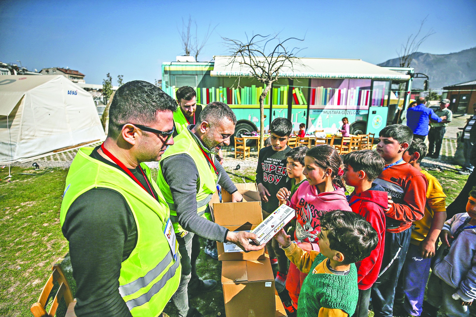 Oyun seti dağıttılar! Hatay’da depremzede minikleri sevindirdiler