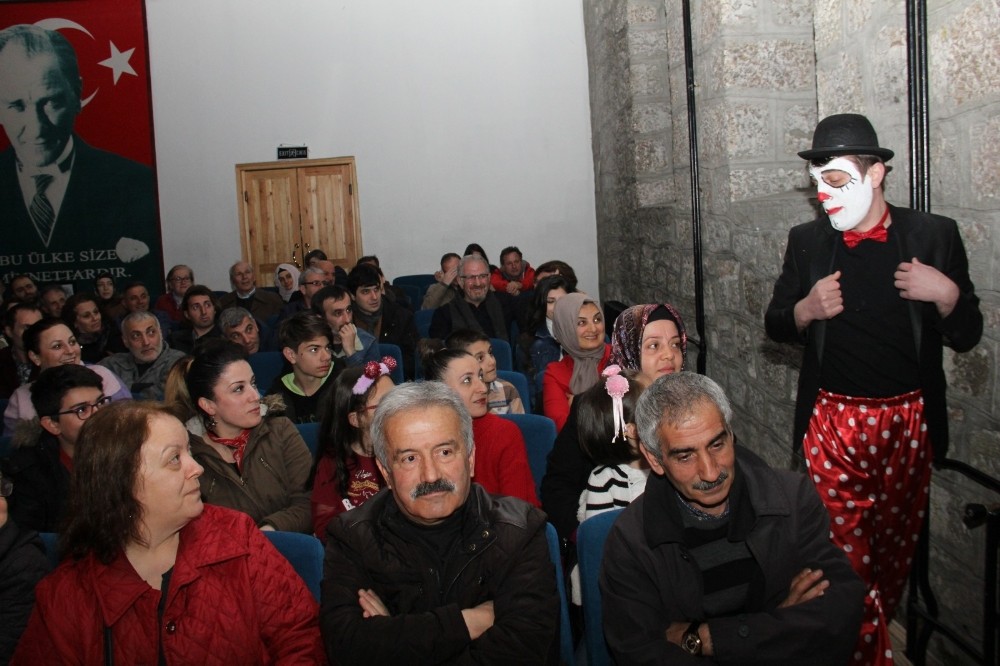 Oyun sonrası izleyicilerine kitaplarını imzaladı 