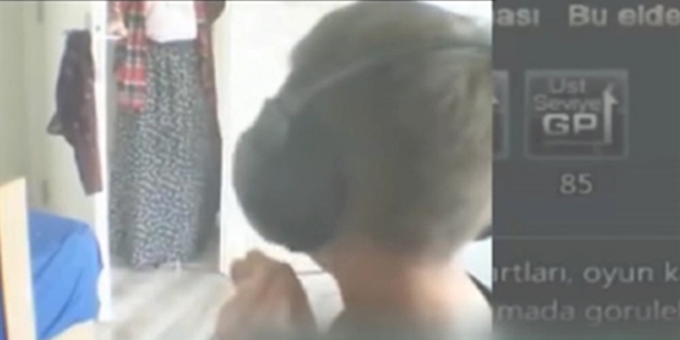 Oyun yayını yaparken annesinden dayak yedi