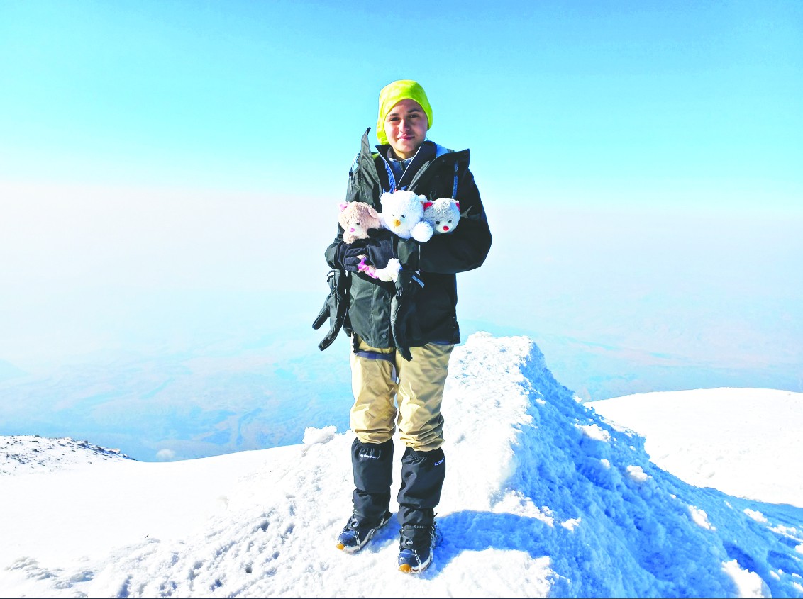 Oyuncak ayıcıklarla Ağrı Dağı’na tırmandı