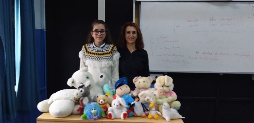 Oyuncak kumbarasıyla çocukları sevindirdiler 