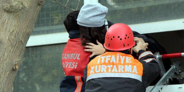 Oyuncak merdivene başı sıkışan minik çocuğun yardımına itfaiye koştu
