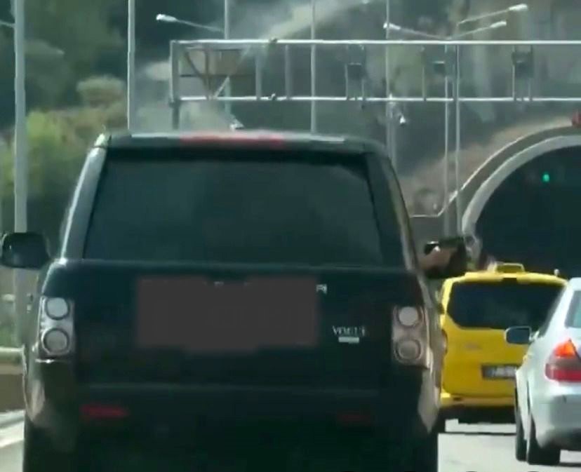 Oyuncak silahı gerçek sandılar! Polis harekete geçti ama…