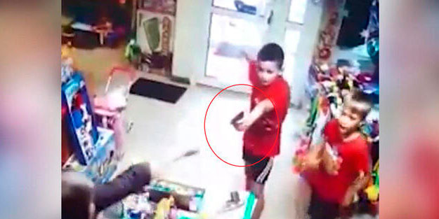 Bütün ülke bu görüntüleri konuşuyor! Oyuncak silahla soygun yapmaya kalktılar