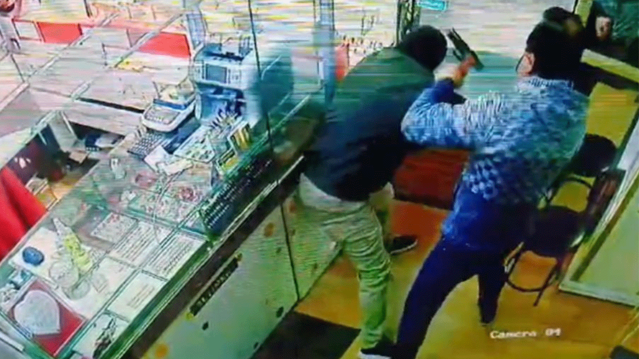 Oyuncak silahla soygun yapmaya çalışan adam tekme tokat dayak yedi!