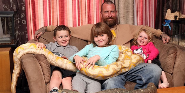 Oyuncak yerine yılanlarla oynuyorlar!