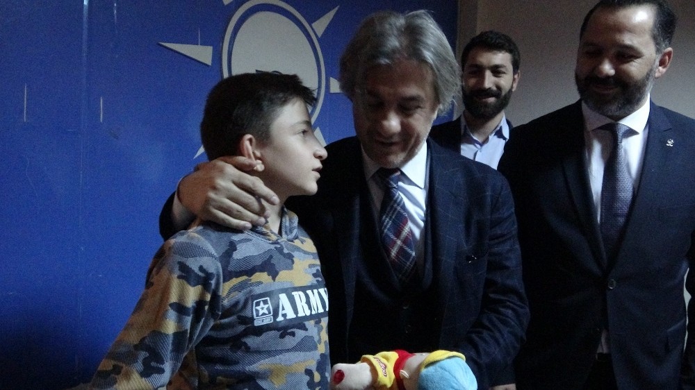 Oyuncaklarını, Bakan Yardımcısı ile deprem bölgesine gönderdi 