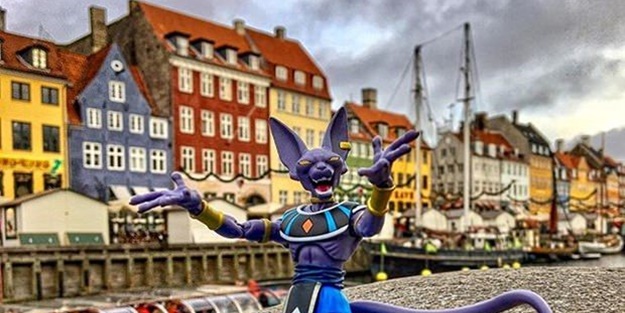 Oyuncaklarıyla dünyayı geziyor