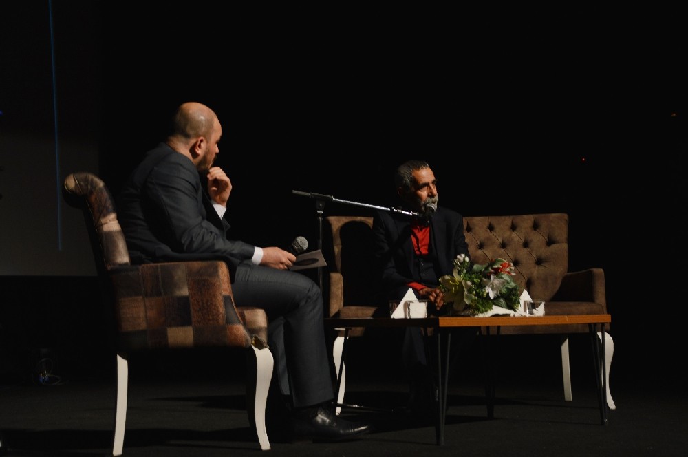 Oyuncu Turgay Tanülkü sinemaseverlerle Esenler’de bir araya geldi 