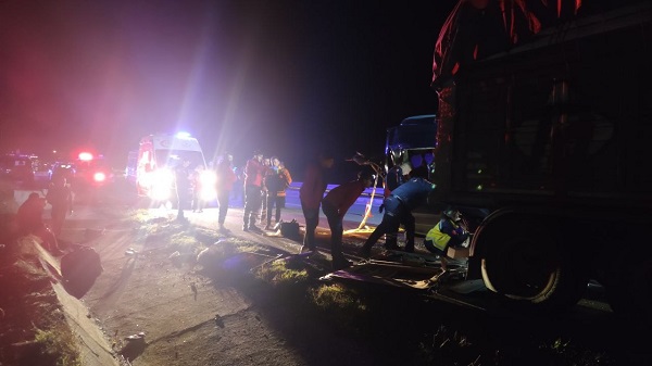 Oyuncuları taşıyan minibüs tıra çarptı: 3 ölü