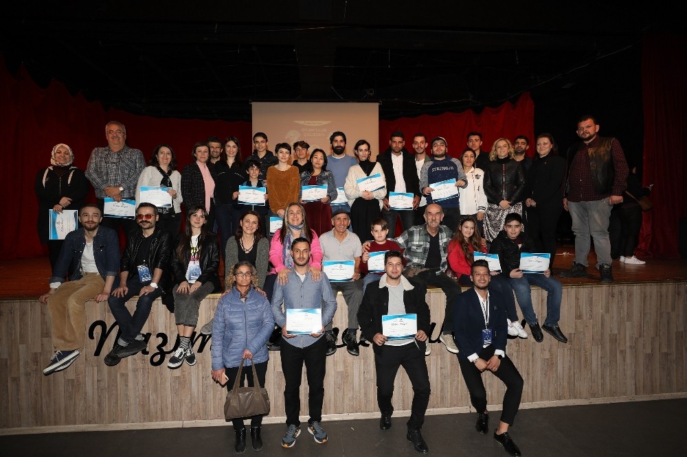 Oyunculuk çalıştayında ünlü isimler vatandaşlara eğitim verdi 