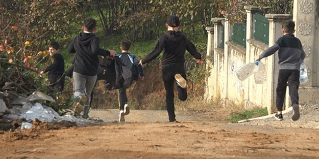  Oyunla yasağı delen çocuklar arkasına bakmadan kaçtı