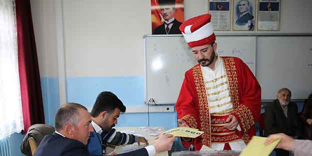 Mehter kıyafetiyle oy kullandı