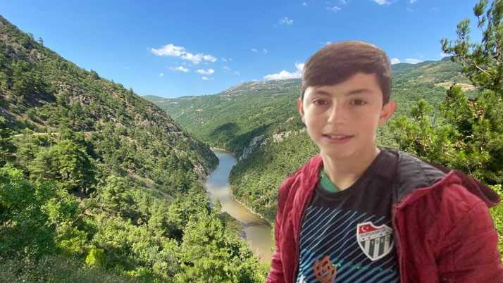 Öz çekim yapmak isterken kayalıklardan düştü