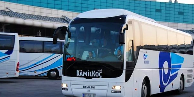 Öz yurdunda garipsin, öz vatanında parya... Namaz kılan kadına hakaret yağdırdılar!