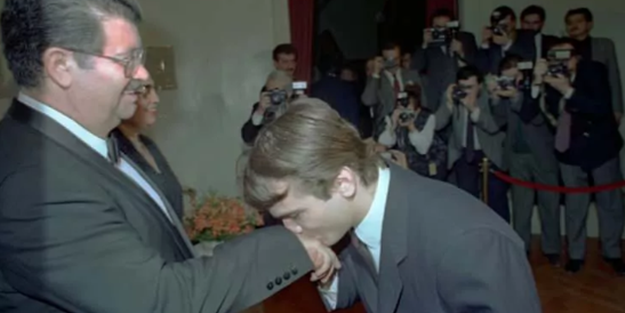 Özal'ın elini öptürdüğü bakın kim! İşte siyasetin arşivlerinde kalmış fotoğraflar