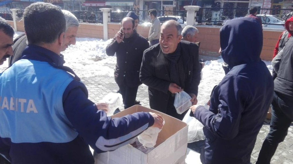 Özalp belediyesi kandil simidi ikram etti 