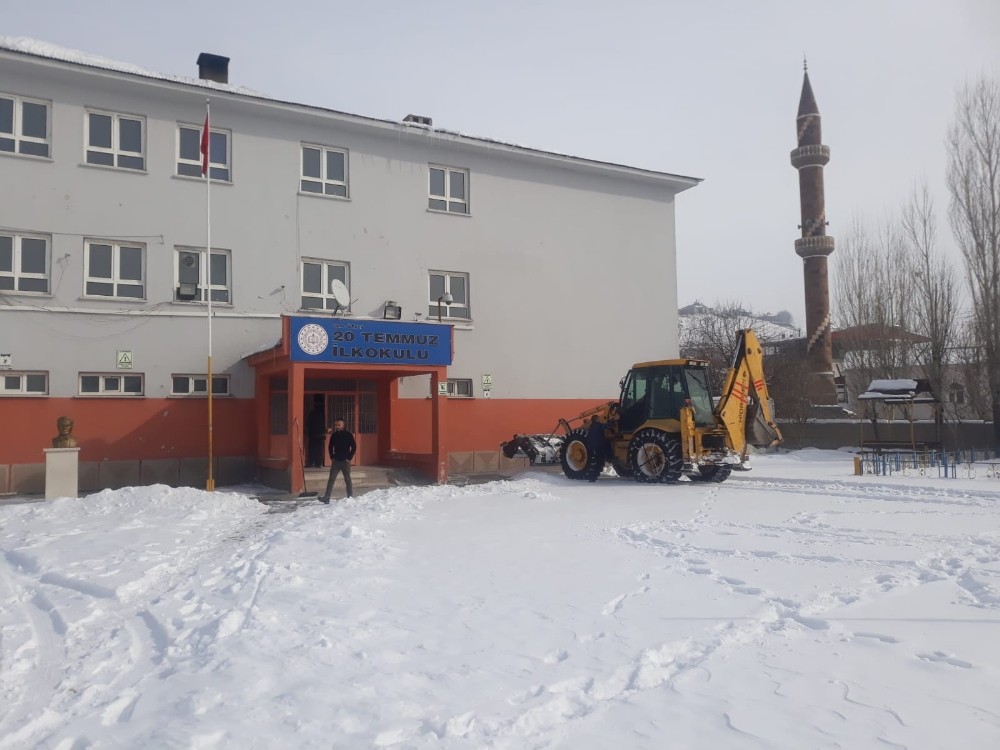 Özalp Belediyesi okullardaki temizlik yaptı 