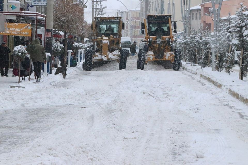 Özalp Belediyesinden karla mücadele çalışması 