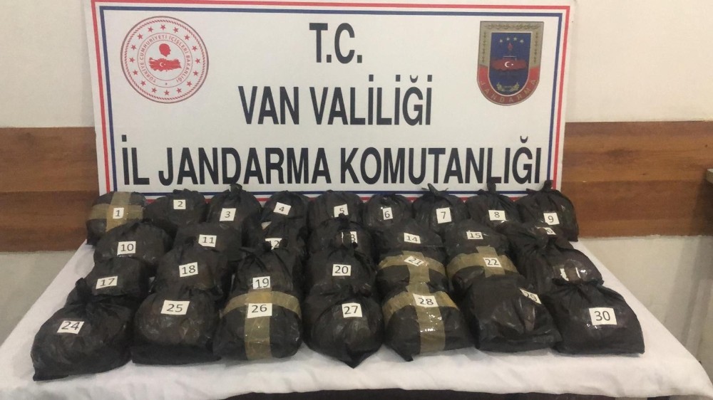 Özalp ilçesinde 30 kilogram metamfetamin ele geçirildi 