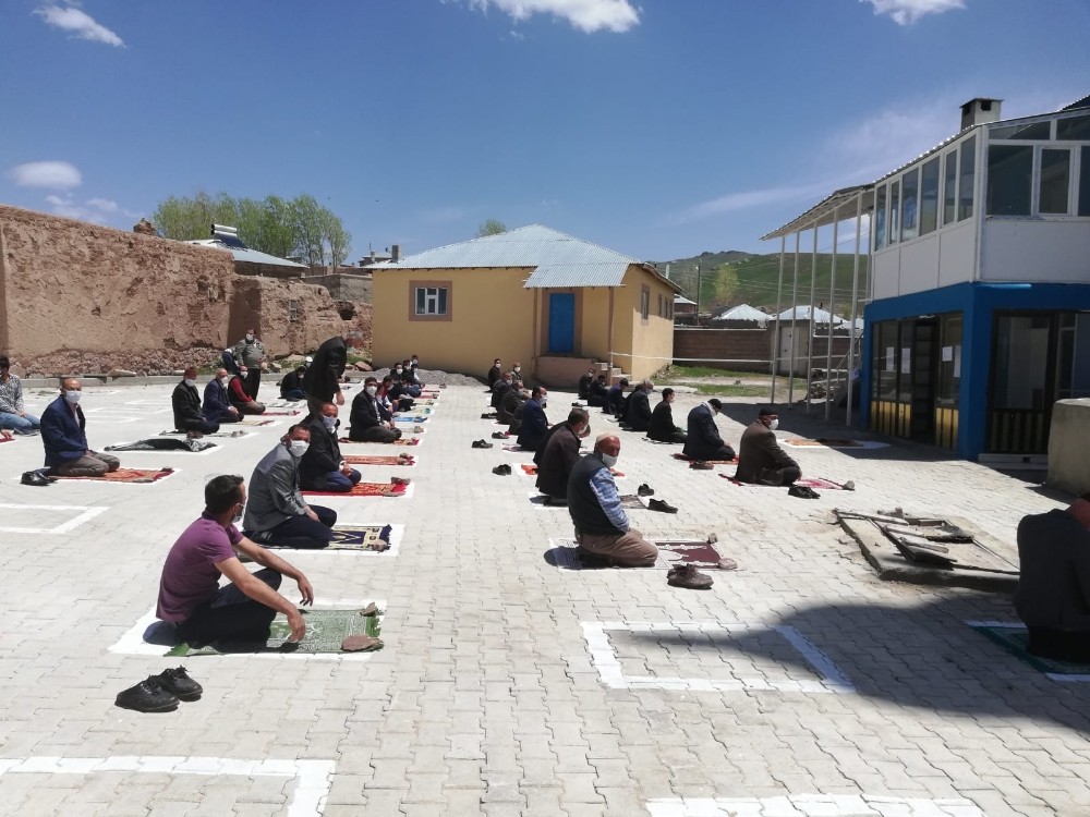 Özalp ilçesinde cuma namazı kılındı 