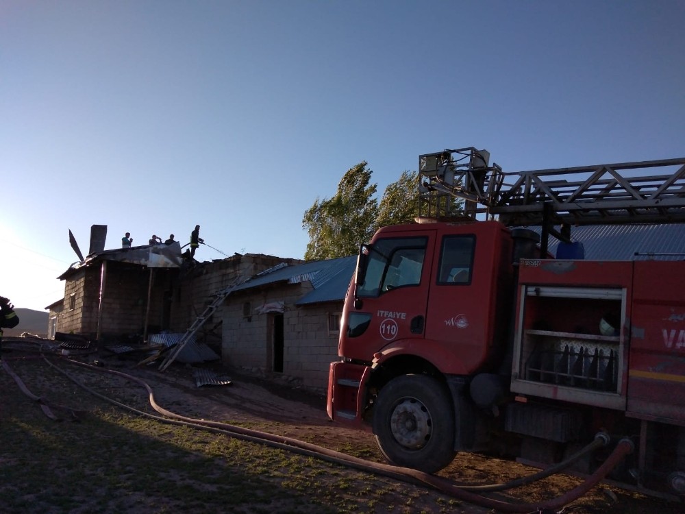 Özalp ilçesinde yangın: 2 yaralı 