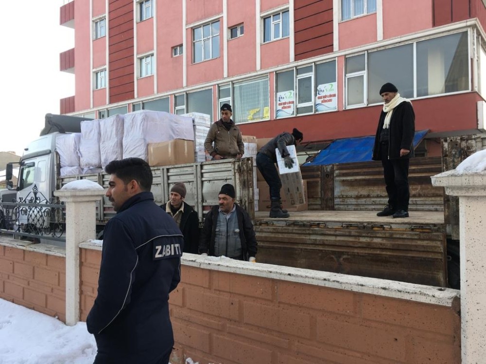 Özalp ilçesinden depremzedelere yardım 