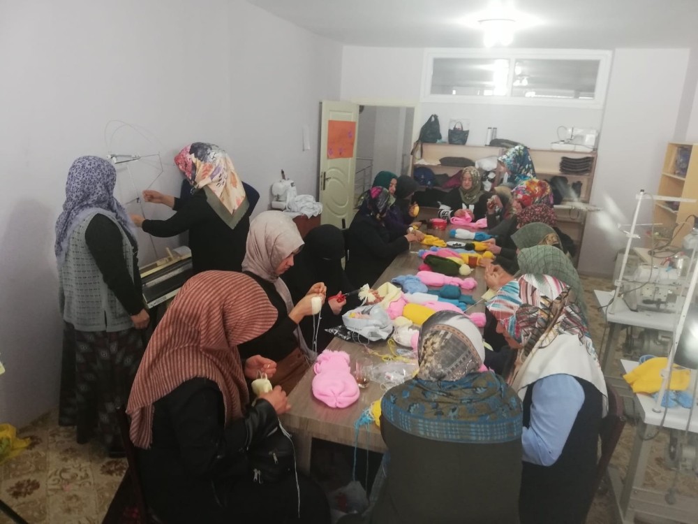 Özalplı kadınlar depremzedeler için örgü örüyor 
